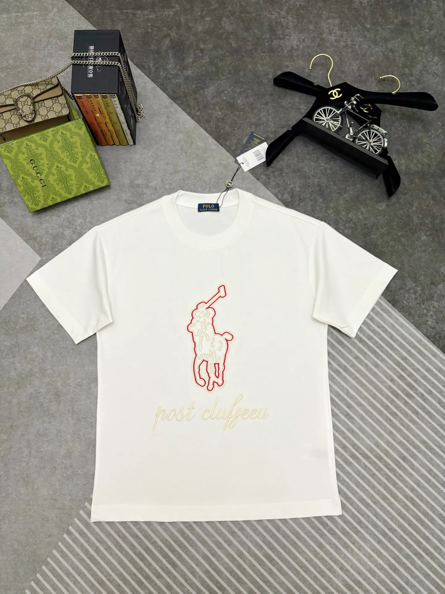 POLO T 【Prada ， 】 New Arrival ， Premium Versatile ， Same Style POLO ， Classic “ ” Logo， ：Red + Beige ， ， 。 ， ， ， ， ， ， ， ！！ ， ， 。 ， 。 ， ， ！！ Sizes：S、M、L、XL、XXL